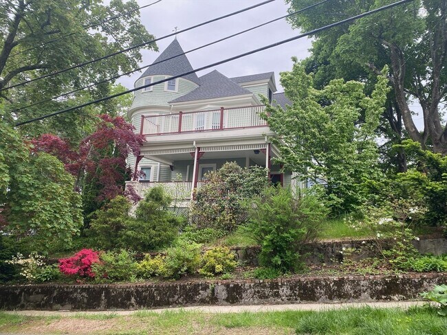 Building Photo - 90 Robbins Rd