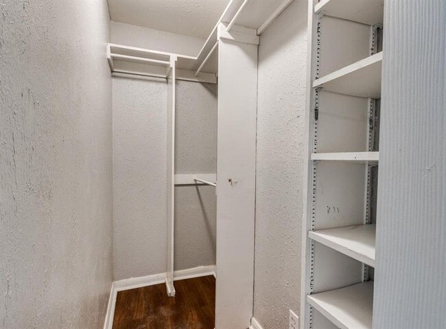 Building Photo - 213 W Jacobs Dr