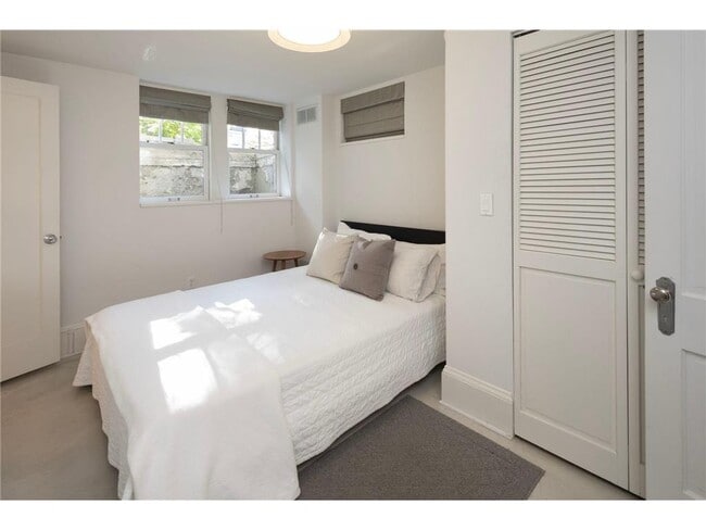 Building Photo - 2700 W Lake of the Isles Pkwy