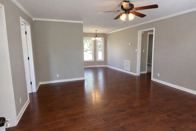 Building Photo - $1500 3 Bedroom 2 Bath Modern Brick Home!