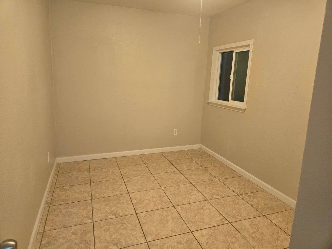 Building Photo - 105 D St