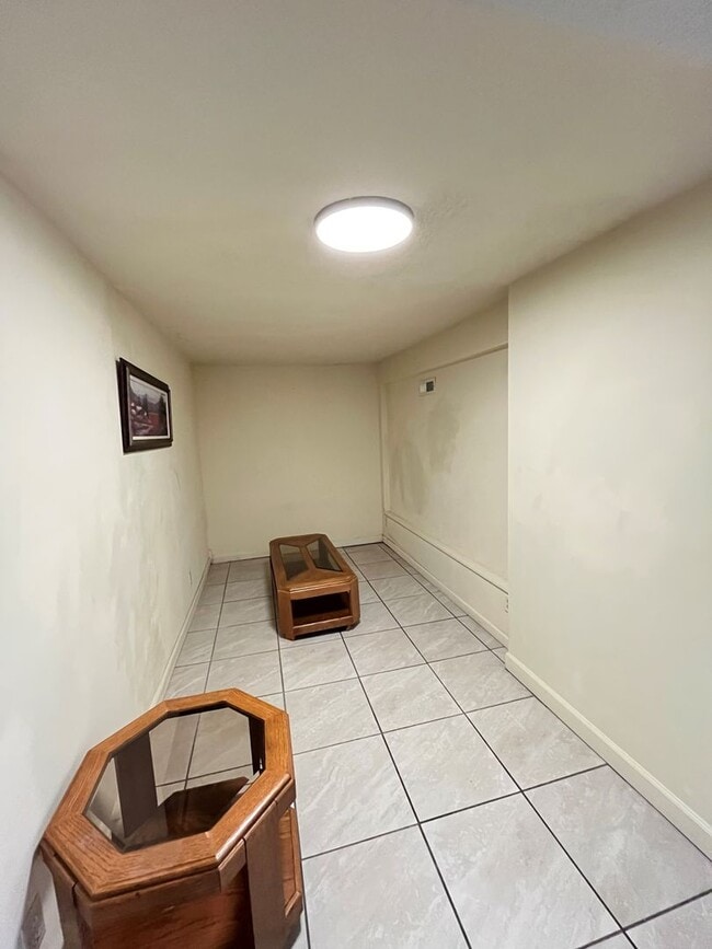 Building Photo - 2 bedroom MINIMALIST'S DREAM / all appliances with office