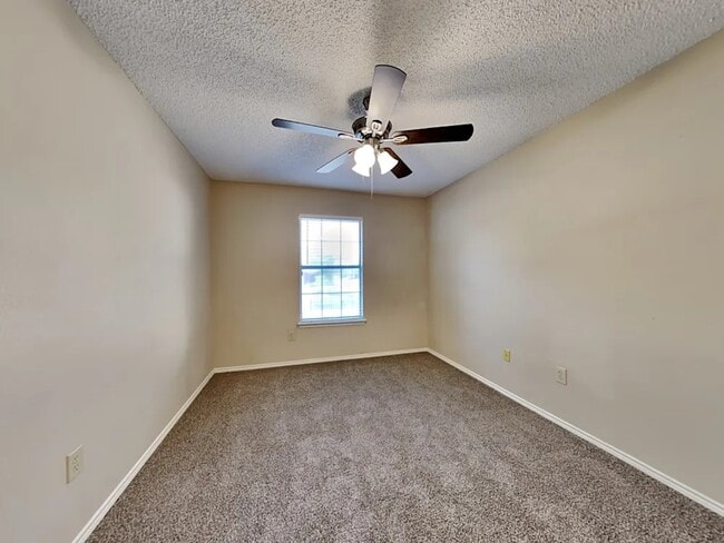 Building Photo - 923 Teakwood Ln