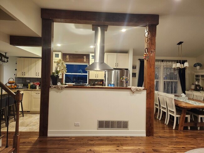 Building Photo - 301 Oakbrook Ct
