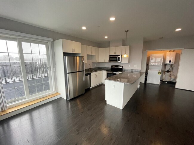 Building Photo - 431 River St