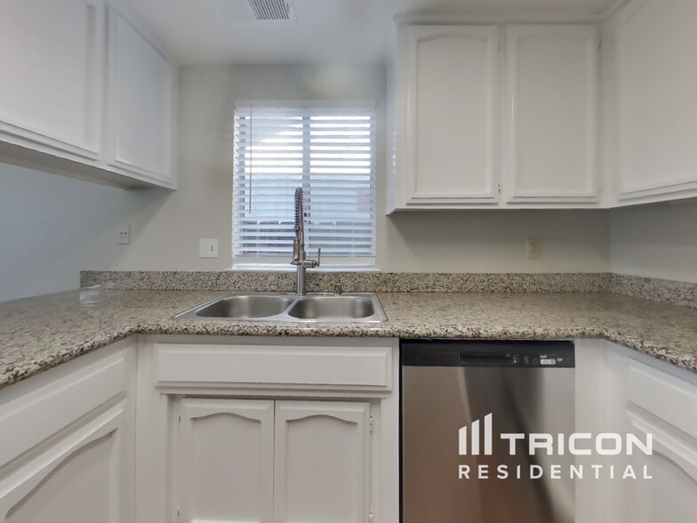 Building Photo - 1208 Cape Cod Dr