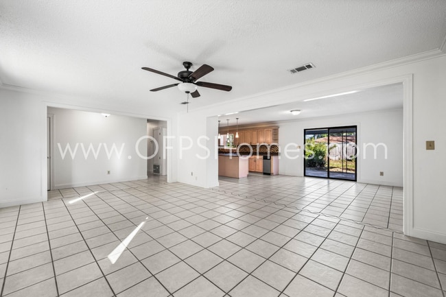 Building Photo - AVAILABLE NOW... 3/2 in Destin!!