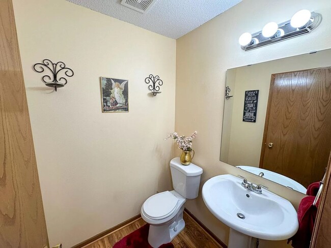 Building Photo - awesome 2 bedroom townhouse in blaine!