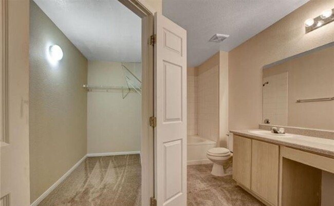 Building Photo - BEAUTIFUL 2 BED 2 BATH CONDO LOCATED ACROS...