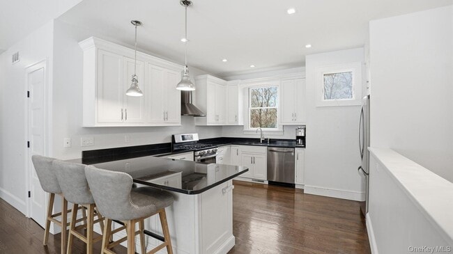 Building Photo - 420 Maple Ave S