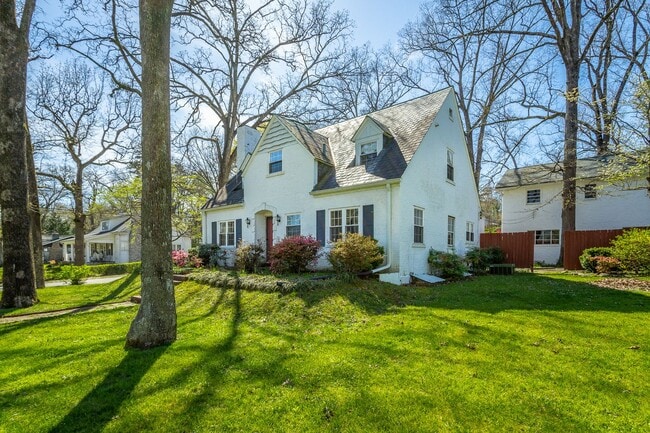 Building Photo - 3 Bedroom 2 Bath Classic