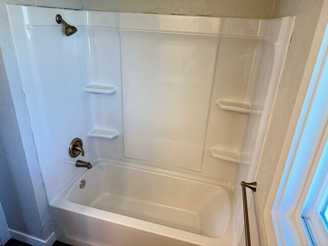 Building Photo - New 2 bed 1 1/2 bath duplex in Springfield!