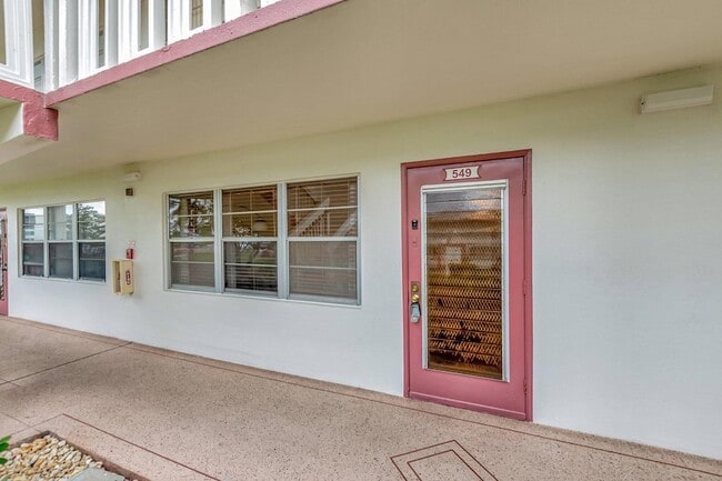 Building Photo - 549 Fanshaw N