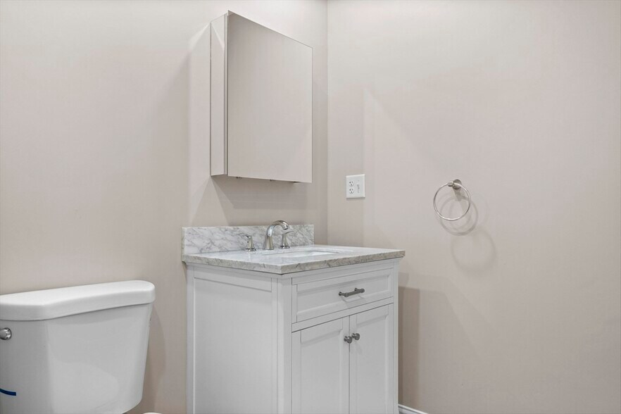 Building Photo - 769 E 6th St