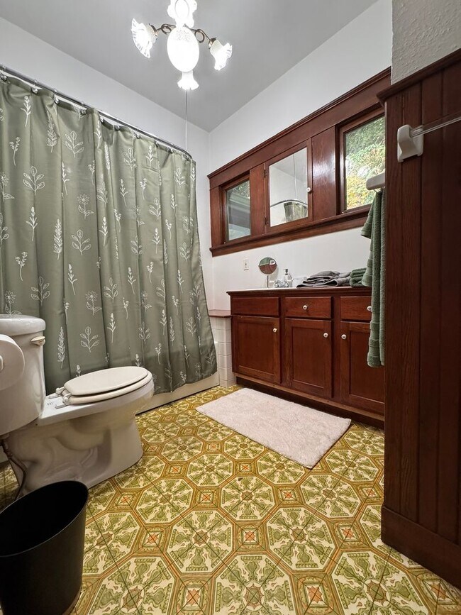 Building Photo - YOUR PACIFIC NORTHWEST RETREAT AWAITS! AV CHARGING STATION, GORGEOUS VIEWS, PRIVACY AND MORE!