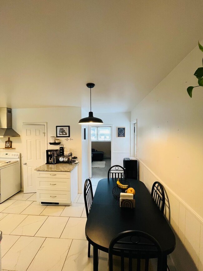 Building Photo - Beautifully Remodeled 2BR home in great neighborhood (Guilderland Schools)