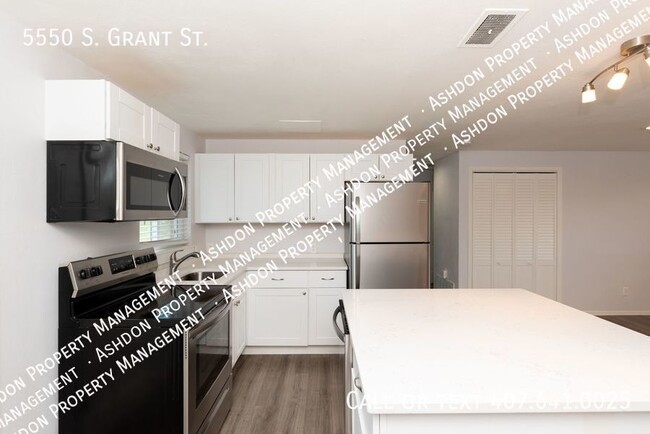 Building Photo - 2 Bed 1 Bath Remodeled Unit with FREE 43''...