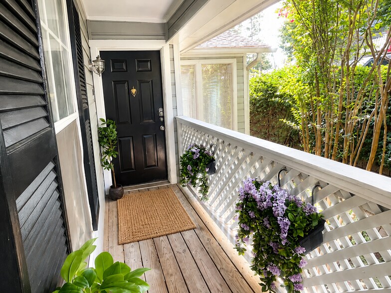 Entrance - 1405 Vicksburg Plz