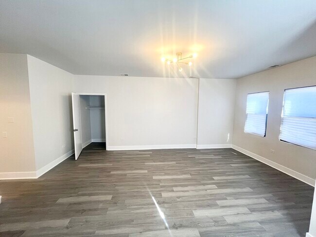 Building Photo - 2258 S Sacramento Ave