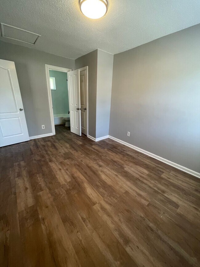 Building Photo - Renovated One Bedroom Duplex