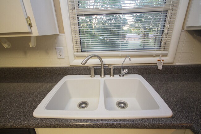 Building Photo - 1/2 off first month rent move in special