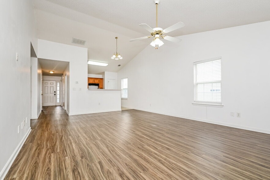Building Photo - 2167 Red Oak Cir