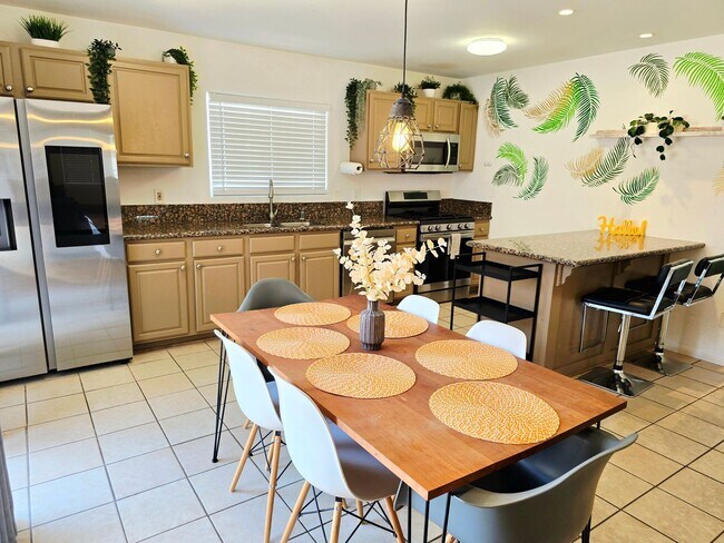 Building Photo - Furnished 3 Bedroom 2 Bathroom Home