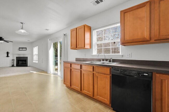 Building Photo - 3 Bedroom 2.5 bath home with 2 car garage located in Shadow Moss