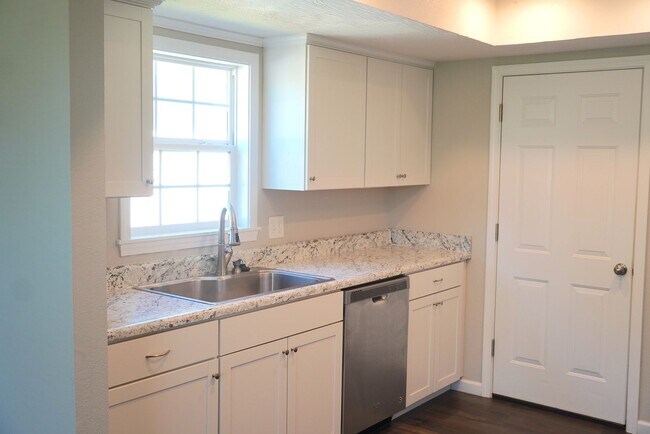 Building Photo - Adorable 3-Bed, 2-Bath Home with 2-Car Garage in Prime Location!