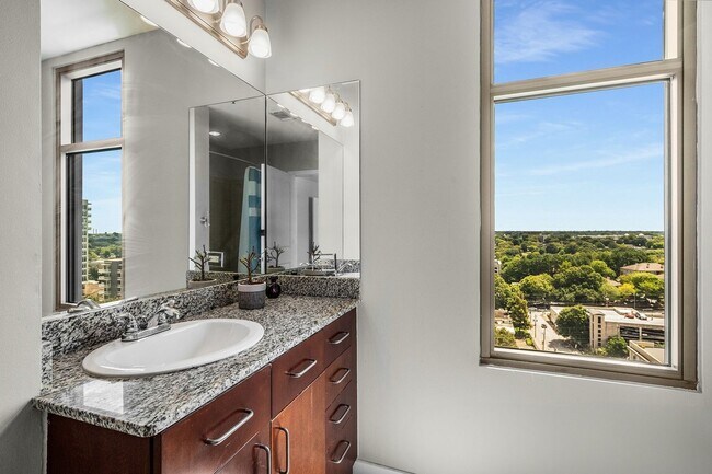 Building Photo - Charming 2BR Condo in Midtown Atlanta
