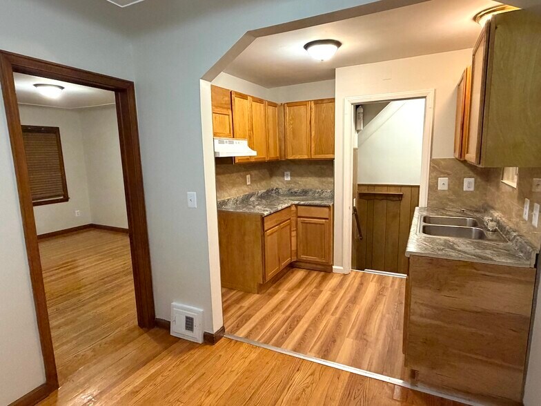 Building Photo - 14999 Lincoln Ave