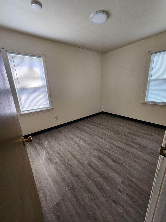 Building Photo - 4 Bedroom Clean House For Rent