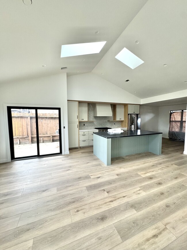 new kitchen with vaulted cielings and custom cabinets - 269 Adobe Creek Ln