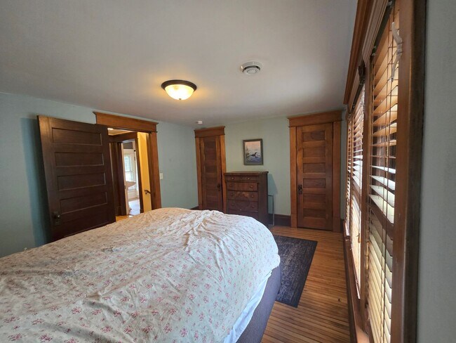 Building Photo - SINGLE FAMILY HOME! Great Location! Laundry, Wood Floors and Parking!