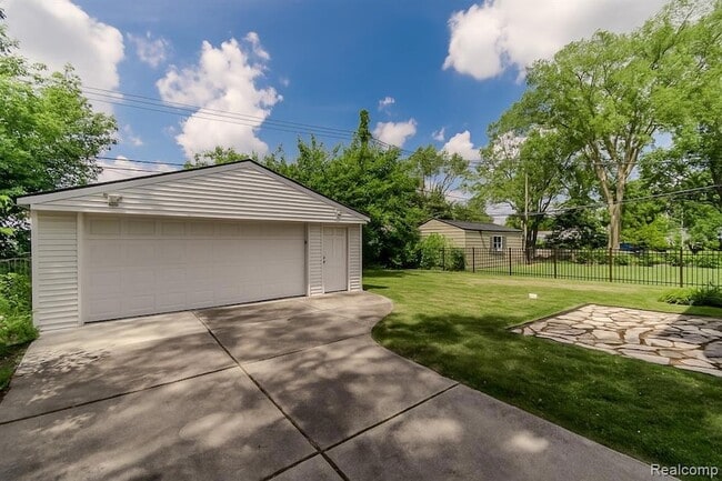 Building Photo - 4355 Elmwood Ave