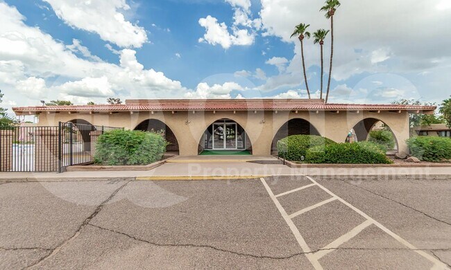Building Photo - 2113 E Dunbar Dr