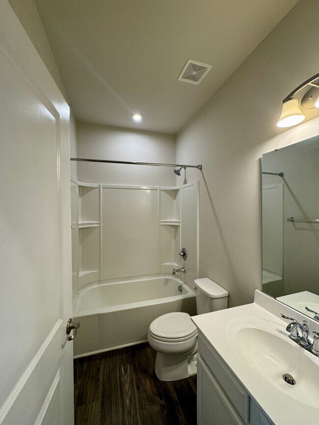 Building Photo - 3BR/2.5BA End Unit Townhome