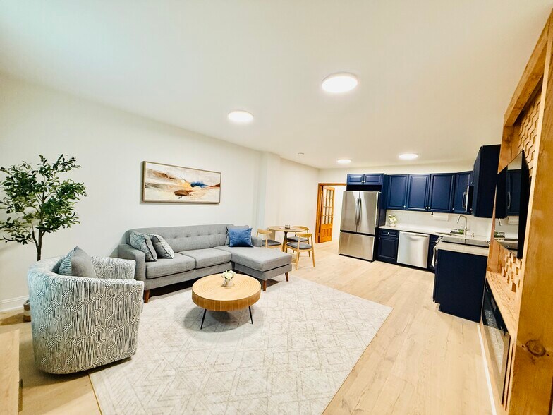 Livingroom - 2504 E York St