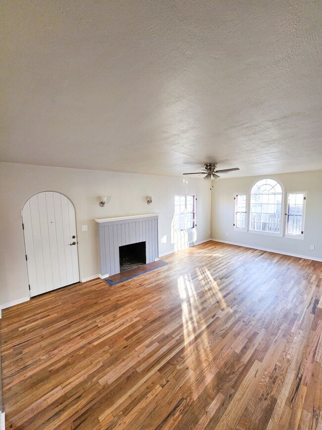 Building Photo - Charming Home with Large Backyard!