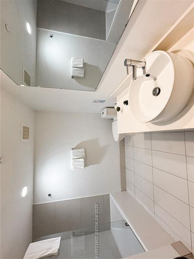 Building Photo - 2600 E Hallandale Beach Blvd