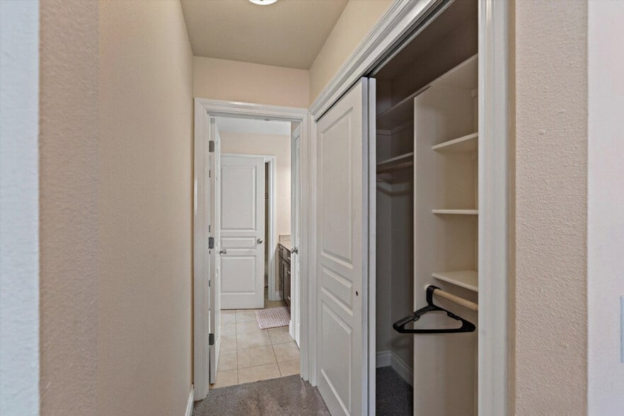 Building Photo - 243 W 13th Ave