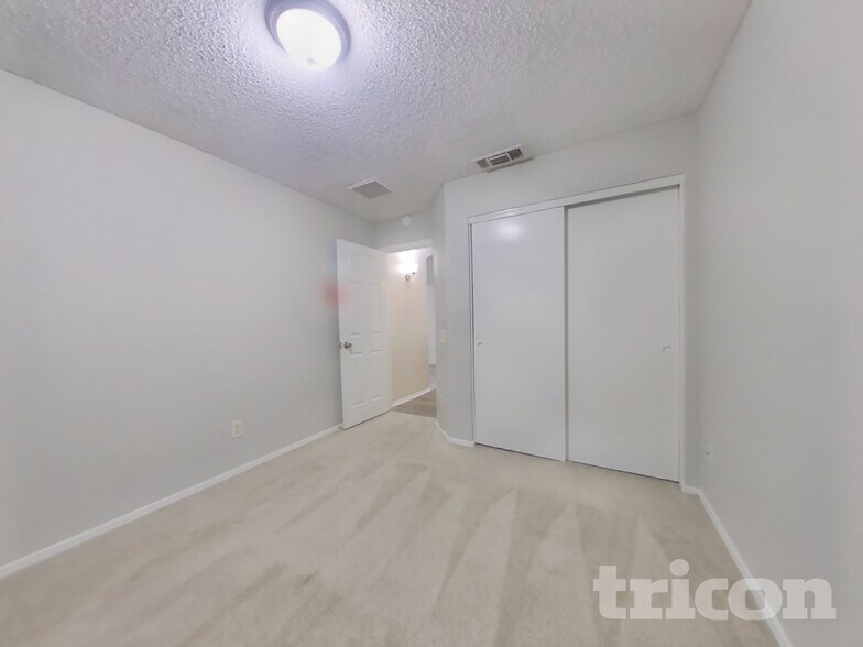 Building Photo - 8621 W Willow Ave