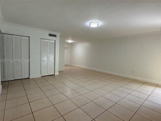 Building Photo - 2536 Van Buren St
