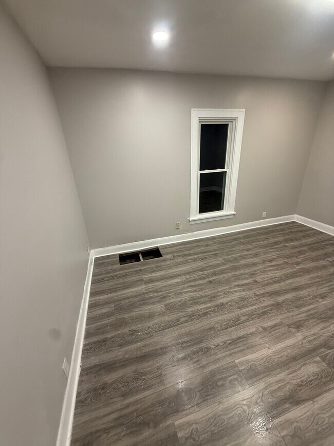 Building Photo - 746 N Schuyler Ave