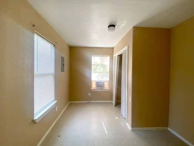 Building Photo - Adorable 2 bedroom 1 bath near Confluence ...