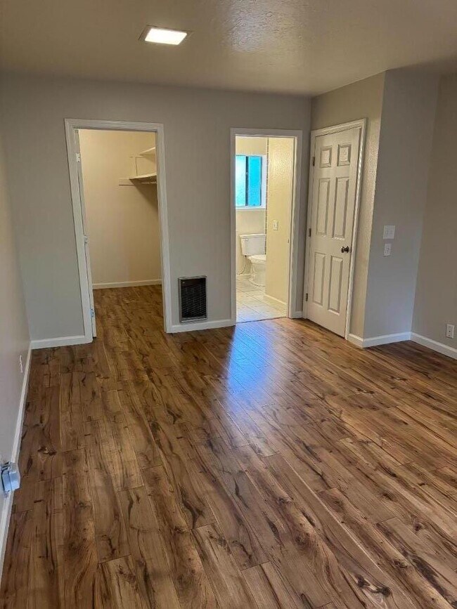 Building Photo - 1070 Mercedes Ave