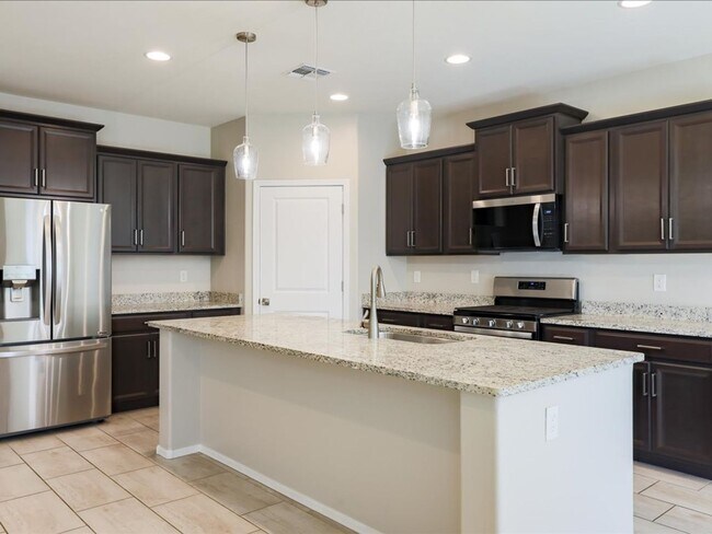 Building Photo - 4 Bedroom 2 Bathroom