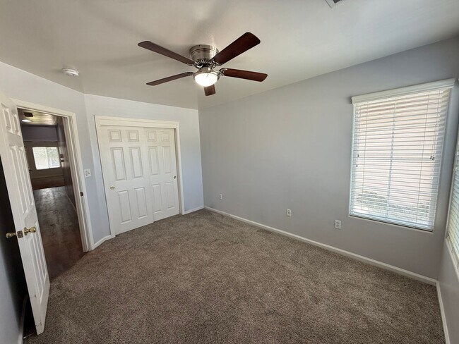 Building Photo - 10919 Golden Valley Dr