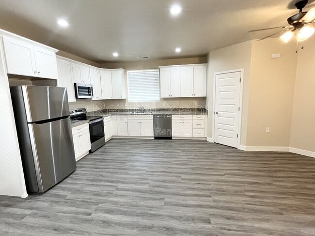 Building Photo - 1353 Carlsbad Dr