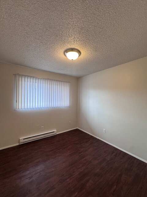 Building Photo - Charming 2-Bed Oasis with Full Bath on SE Division - 836 Sq. Ft. of Portland Comfort!